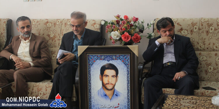 تجلیل مسئولان شرکت ملی پخش فرآورده‌های نفتی منطقه قم از خانواده‌های شهدای استان