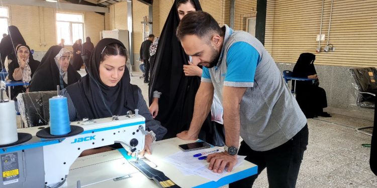 رقابت 330 نفر از مهارتآموزان و فعالان حوزه پوشاک در مسابقات مهارتی دوخت قم