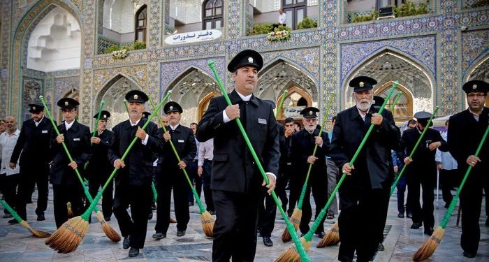 به میمنت دهه کرامت؛همه خادم باشیم!