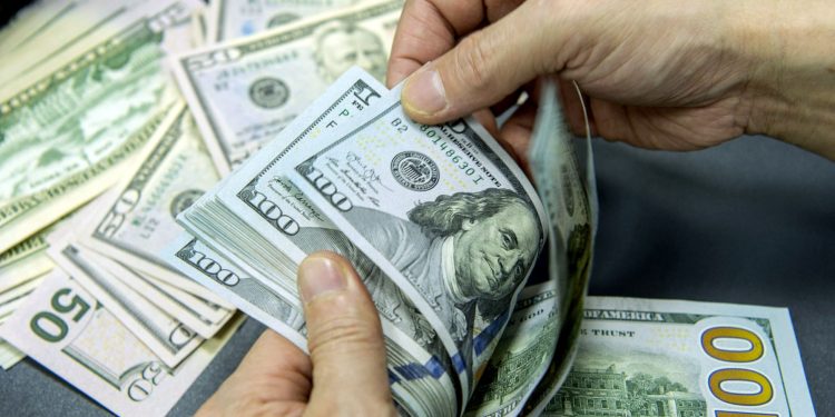 بازگشت ارزهای گمشده؛ انحراف تجار از عرضه ارز وارداتی، زخم کهنهای که تازه شد