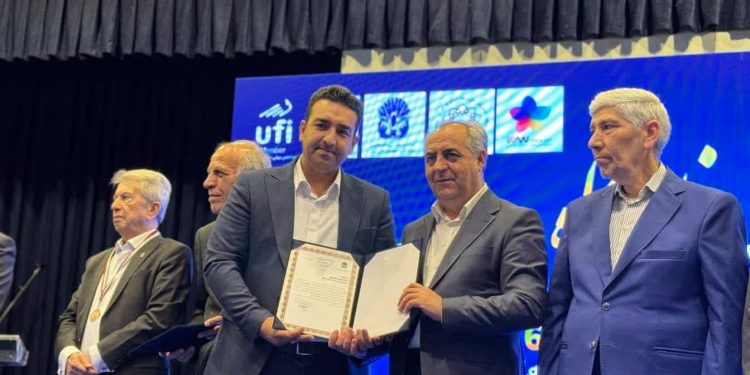 نمایشگاه صنعت کفش ایران برگزیده برترین نمایشگاه سال ۱۴۰۴/ تجلیل از مجری نمایشگاه در روز جهانی نمایشگاه