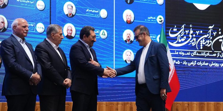 گروه صنعتی تندگویان صادرکننده نمونه ملی شد؛ افتخارآفرینی تولیدکننده الیاف پلی‌استر